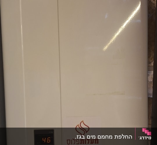 מחמם מים בגז מסוג Rinnai מותקן על קיר